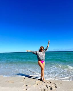 Flavia Palmiero feet photo thumbnail