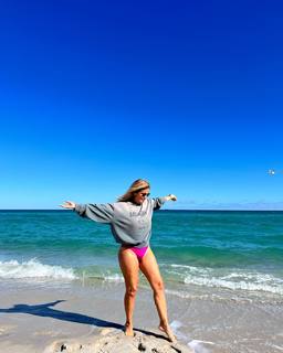 Flavia Palmiero feet photo thumbnail