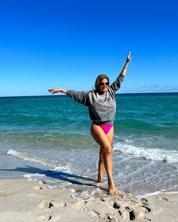 Flavia Palmiero feet photo thumbnail