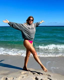 Flavia Palmiero feet photo thumbnail