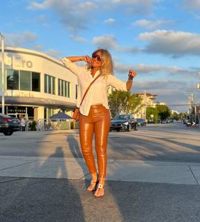 Flavia Palmiero feet photo thumbnail