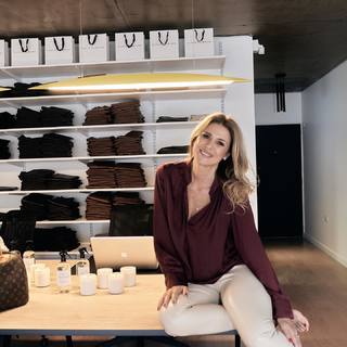 Flavia Palmiero feet photo thumbnail