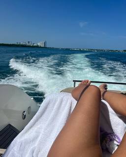 Flavia Palmiero feet photo thumbnail