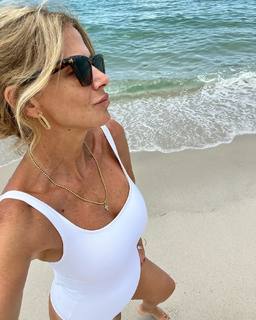 Flavia Palmiero feet photo thumbnail