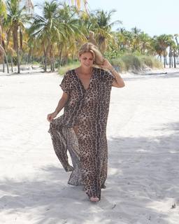 Flavia Palmiero feet photo thumbnail