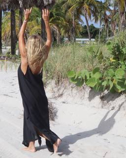 Flavia Palmiero feet photo thumbnail