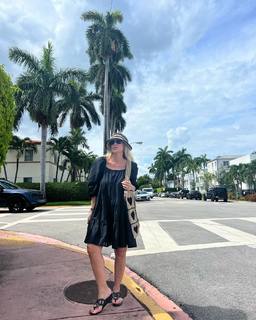 Flavia Palmiero feet photo thumbnail