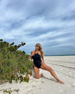 Flavia Palmiero feet photo thumbnail