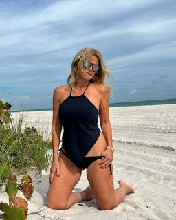 Flavia Palmiero feet photo thumbnail