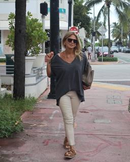 Flavia Palmiero feet photo thumbnail