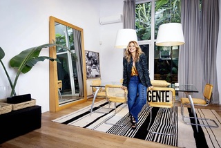 Flavia Palmiero feet photo thumbnail