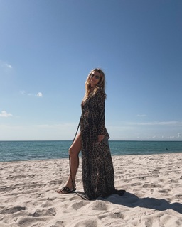 Flavia Palmiero feet photo thumbnail