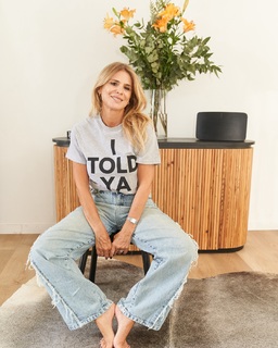 Flavia Palmiero feet photo thumbnail