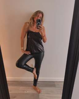 Flavia Palmiero feet photo thumbnail