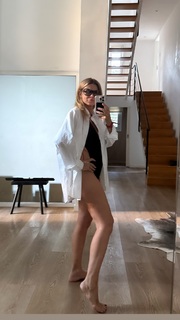 Flavia Palmiero feet photo thumbnail