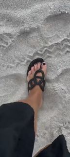 Flavia Palmiero feet photo thumbnail