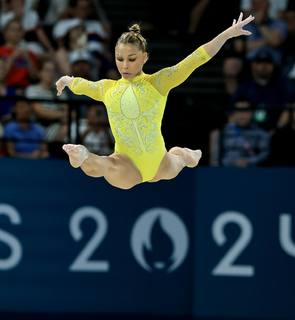 Flavia Saraiva feet photo thumbnail