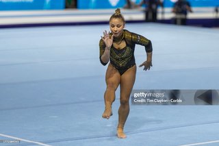 Flavia Saraiva feet photo thumbnail