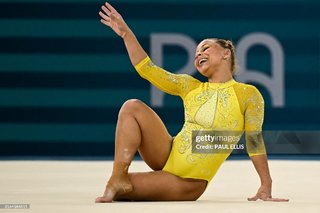 Flavia Saraiva feet photo thumbnail