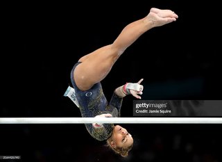 Flavia Saraiva feet photo thumbnail