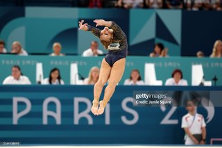 Flavia Saraiva feet photo thumbnail