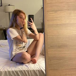 Flavia Sayuri feet photo thumbnail