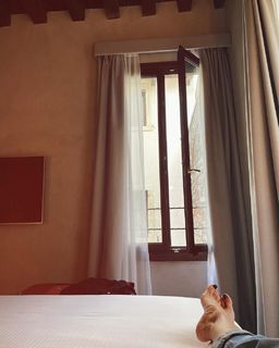 Flora Canto feet photo 2