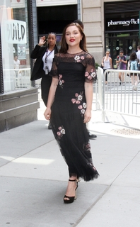 Florence Pugh feet photo thumbnail