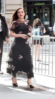 Florence Pugh feet photo thumbnail