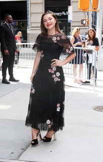 Florence Pugh feet photo thumbnail