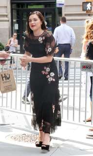 Florence Pugh feet photo thumbnail