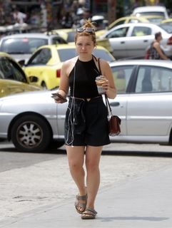 Florence Pugh feet photo thumbnail