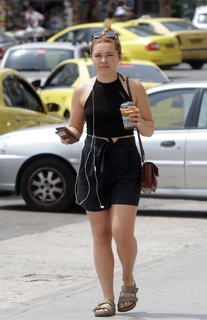 Florence Pugh feet photo thumbnail