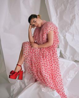 Florence Pugh feet photo thumbnail