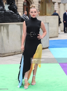 Florence Pugh feet photo thumbnail