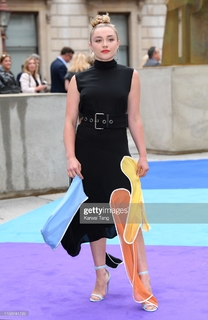 Florence Pugh feet photo thumbnail
