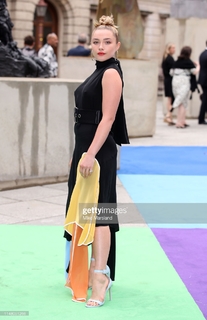Florence Pugh feet photo thumbnail