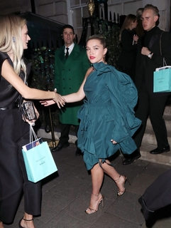 Florence Pugh feet photo thumbnail