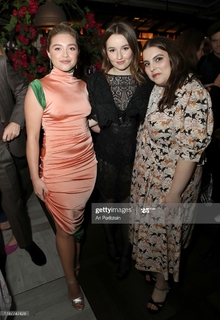 Florence Pugh feet photo thumbnail