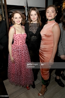 Florence Pugh feet photo thumbnail