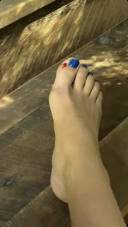 Florence Pugh feet photo thumbnail