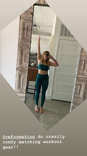 Florence Pugh feet photo thumbnail