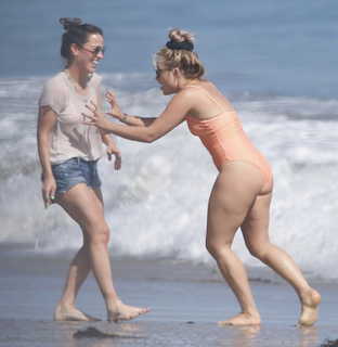 Florence Pugh feet photo thumbnail