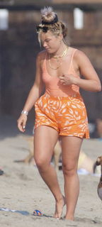 Florence Pugh feet photo thumbnail