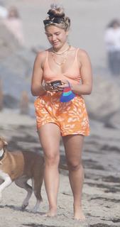 Florence Pugh feet photo thumbnail