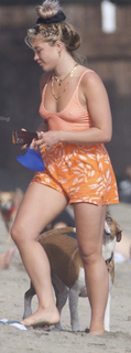 Florence Pugh feet photo thumbnail