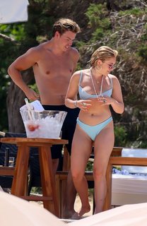 Florence Pugh feet photo thumbnail