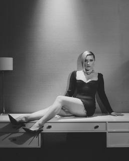 Florence Pugh feet photo thumbnail