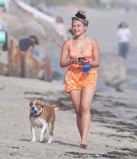 Florence Pugh feet photo thumbnail