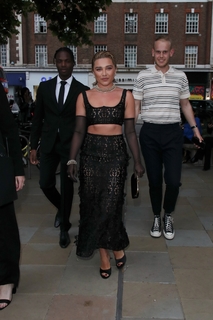 Florence Pugh feet photo thumbnail